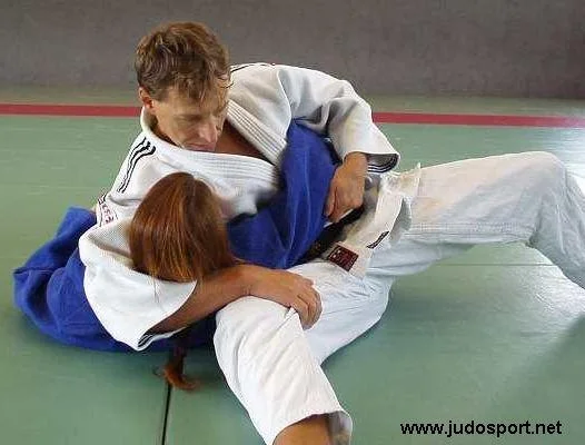 Illustrated sequence of Makura-kesa-gatame, the pillow scarf hold.