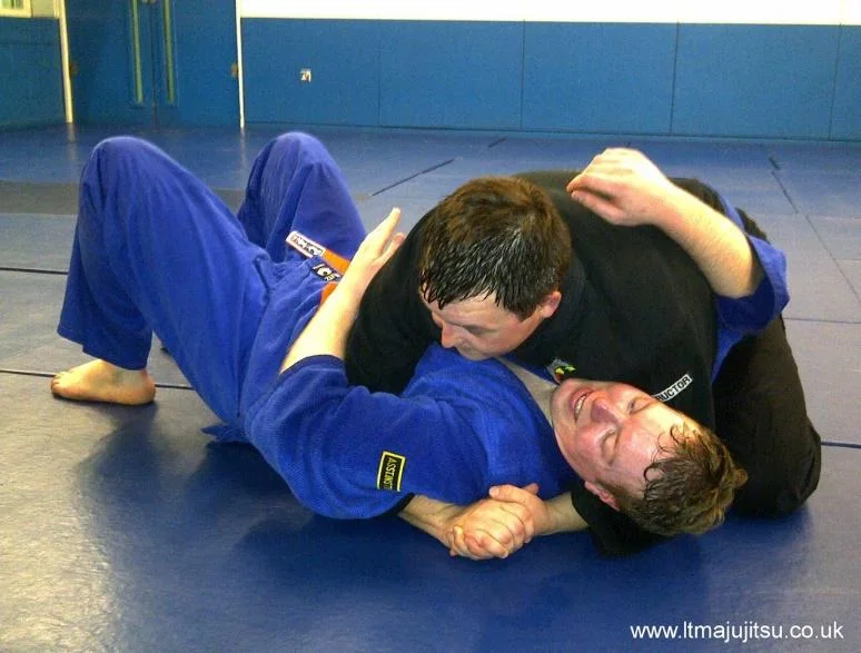 Illustrated sequence of Mune-gatame, the chest hold.