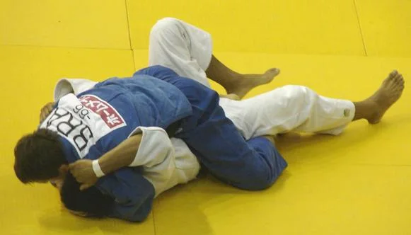 Illustrated sequence of Tate-shiho-gatame, the vertical four-quarter hold.